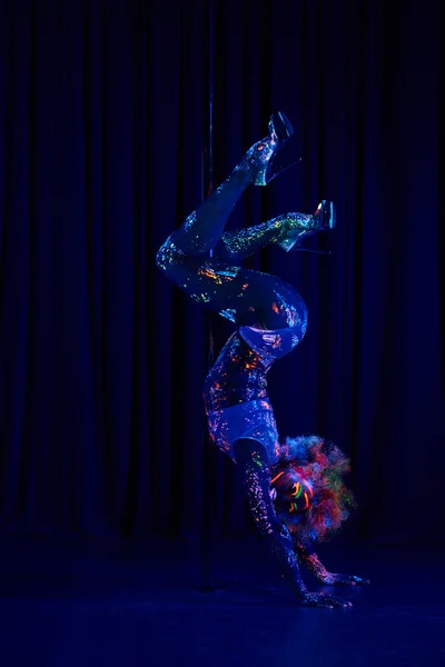Femme sexy danse strip-tease — Photo