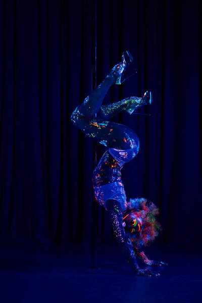 сексуальная женщина танцует стриптиз
