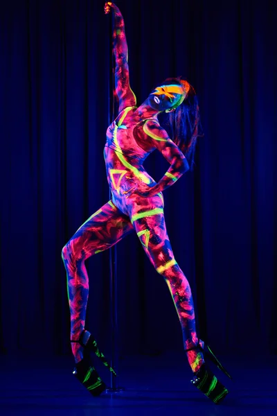 Sexy donna ballando spogliarello — Foto Stock