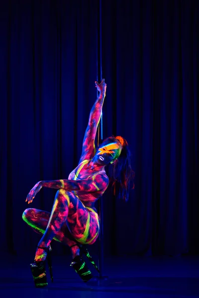 Sexy kobieta taniec striptiz — Zdjęcie stockowe