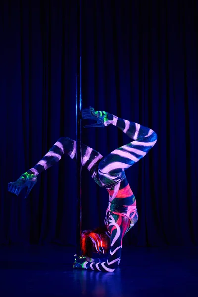 Сексуальная женщина танцует стриптиз — стоковое фото