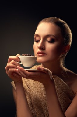 güzel bir kadın tutarak kahve Kupası