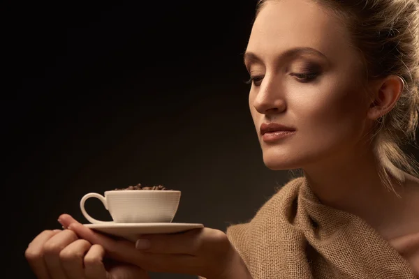 Beautiful woman holding coffee cup — Stock Photo, Image