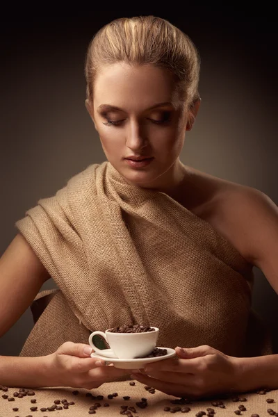 Όμορφη γυναίκα εκμετάλλευση Καφές Κύπελλο — Φωτογραφία Αρχείου