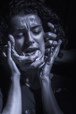 kabaca kadının kafasını dokunmadan eller