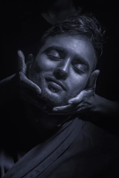 Kezek gyengéd megható férfi fejét — Stock Fotó