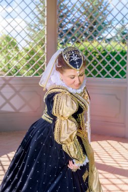 Çardak yakınındaki antik elbiseli kadın