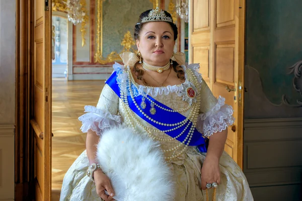 宮殿で古代のドレスを着た女性 — ストック写真