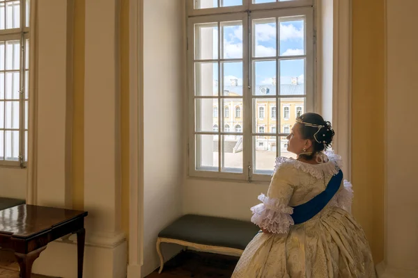 Woman in ancient dress in the palace — Stock Photo, Image