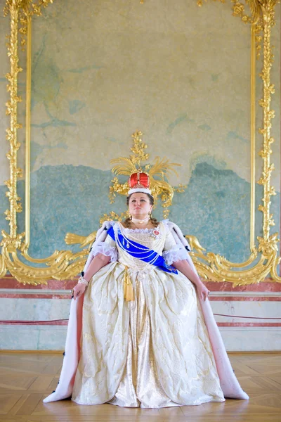 Mujer en vestido antiguo en el palacio — Foto de Stock