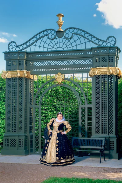 Woman in ancient dress with a fan — Stock Photo, Image