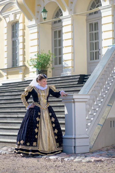 Femme en robe ancienne près des escaliers — Photo