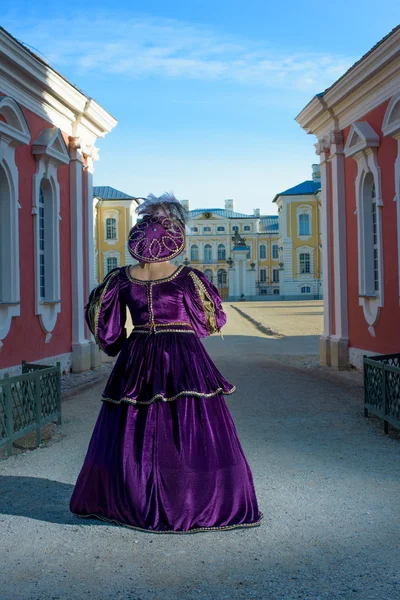 Woman in ancient dress near   palace — Stock Photo, Image