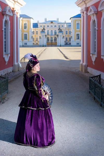 Woman in ancient dress near   palace — Stock Photo, Image