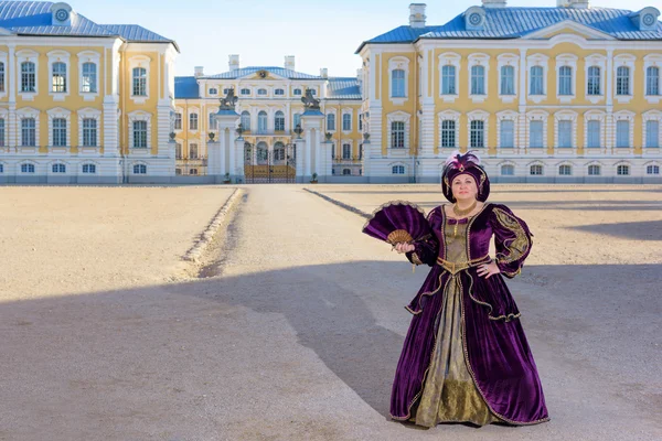 Woman in ancient dress near   palace — Stock Photo, Image