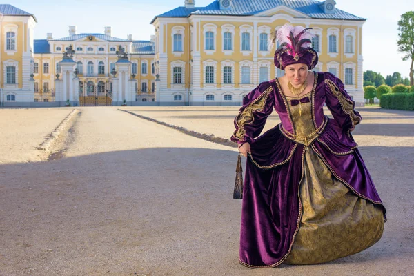 Mujer en vestido antiguo cerca del palacio — Foto de Stock