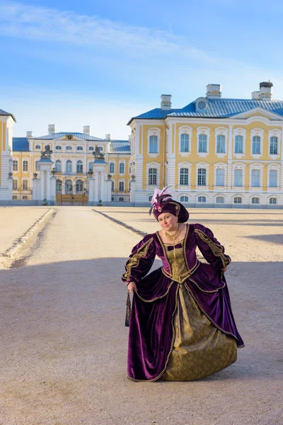 宮殿の近くの古代のドレスを着た女性 — ストック写真