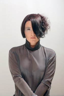 Tarz kısa saçlı esmer kadın