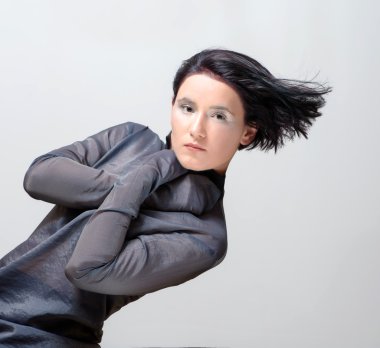 Tarz kısa saçlı esmer kadın