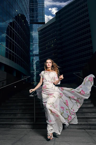 Mujer elegante en vestido largo — Foto de Stock