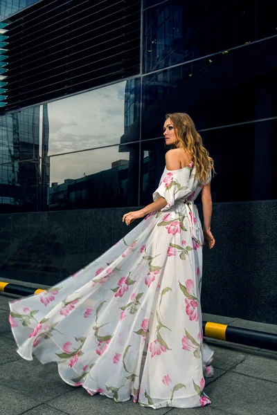 Elegant kvinna i lång klänning — Stockfoto
