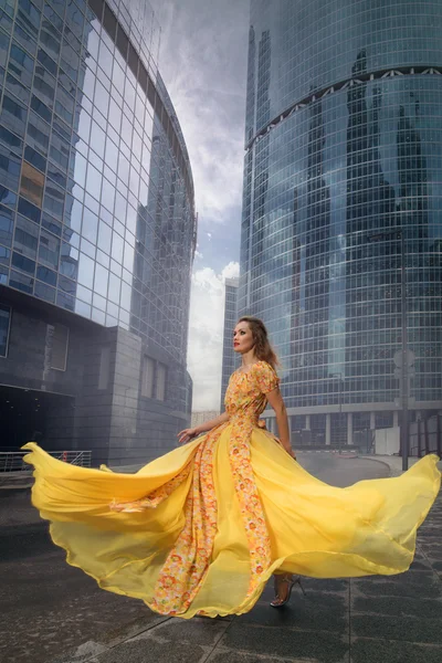 Femme élégante en robe longue jaune — Photo