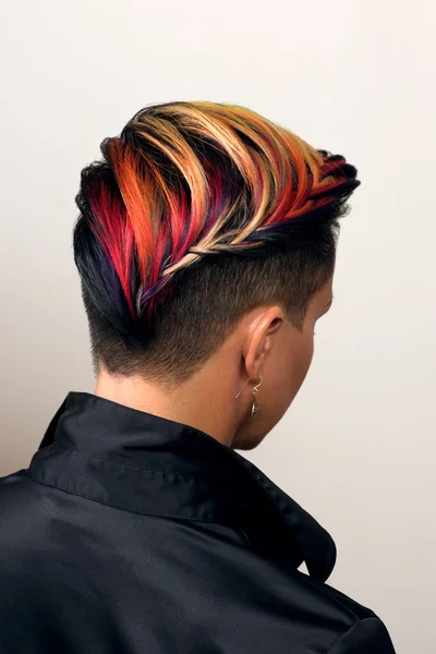 Dziewczyna z włosów farbowanych i stylowe fryzury — Zdjęcie stockowe