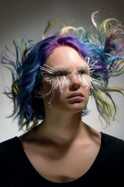 Menina com cabelo tingido e maquiagem criativa — Fotografia de Stock