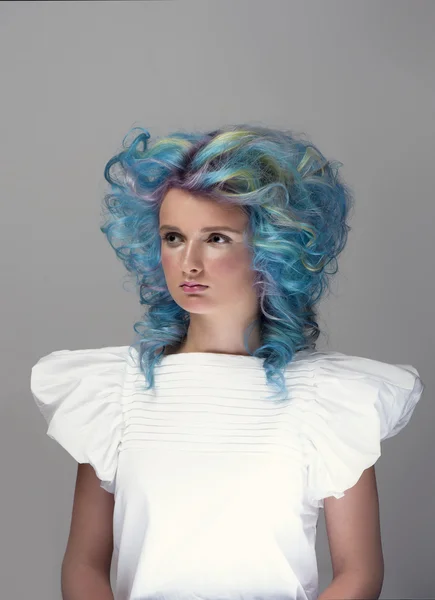 Menina macia com coloração de cabelo profissional — Fotografia de Stock