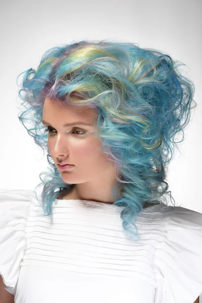 Tendre fille avec coloration professionnelle des cheveux — Photo