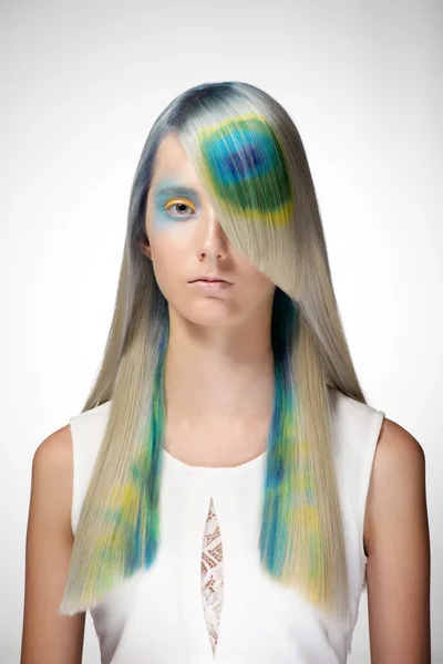Kız boyalı saçlı ve yaratıcı makyaj — Stok fotoğraf