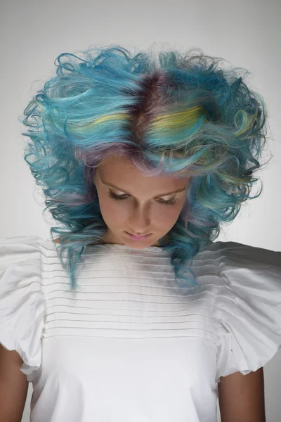 Menina triste com coloração de cabelo profissional — Fotografia de Stock