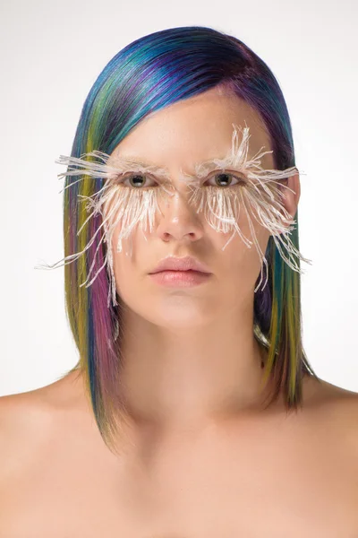 Menina com cabelo tingido e maquiagem criativa — Fotografia de Stock