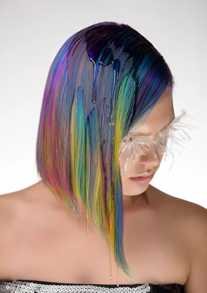 Ragazza con i capelli tinti e trucco creativo — Foto Stock