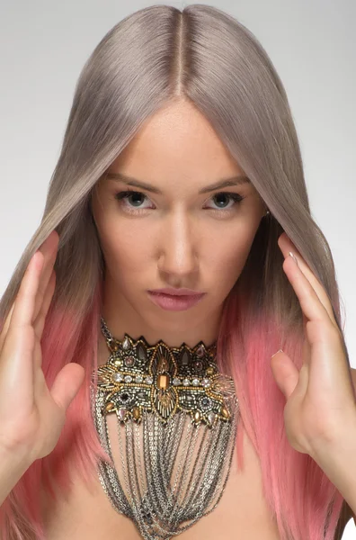 Menina bonita com coloração de cabelo profissional — Fotografia de Stock