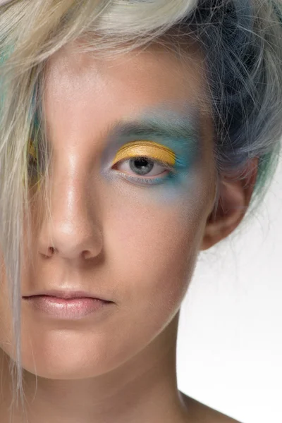 Flicka med färgat hår och creative make up — Stockfoto