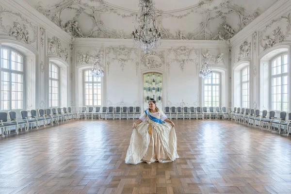 Femme en robe ancienne dans le palais — Photo