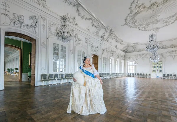 Vrouw in oude jurk in het paleis — Stockfoto