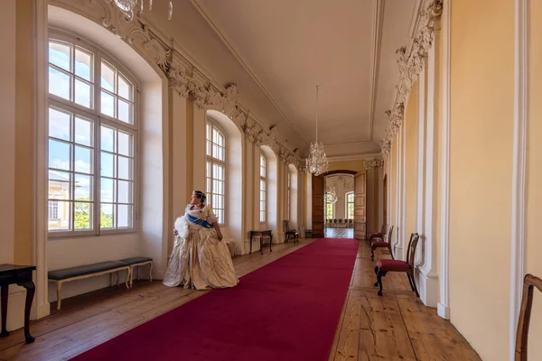 Femme en robe ancienne dans le palais — Photo