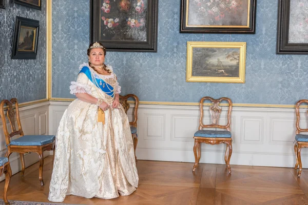 Frau in antiken Kleidern im Palast — Stockfoto