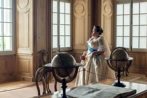 Mujer en vestido antiguo en el palacio — Foto de Stock