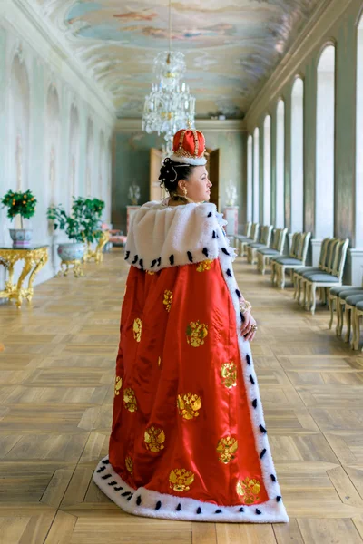 Mujer en vestido antiguo en el palacio — Foto de Stock