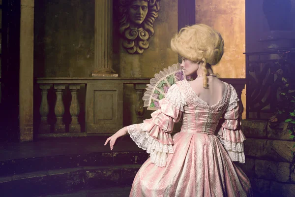Viktorianische Dame posiert im Vintage-Interieur — Stockfoto