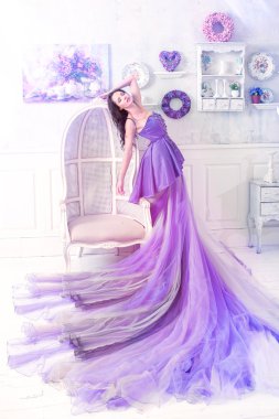 Kadın uzun mor elbise poz 