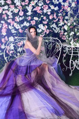 Mor elbiseli bankta oturan kadın  