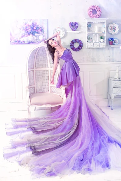 Kadın uzun mor elbise poz 