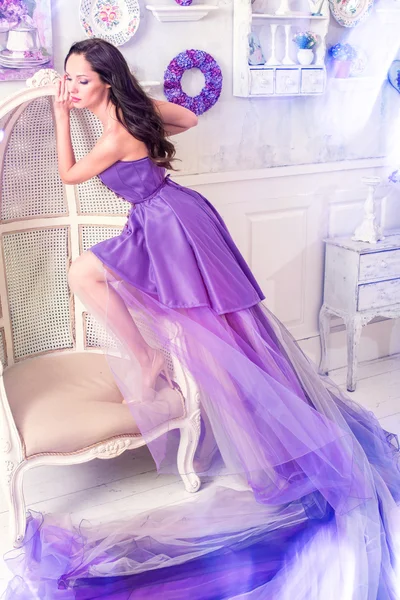 Mulher posando em vestido roxo longo — Fotografia de Stock