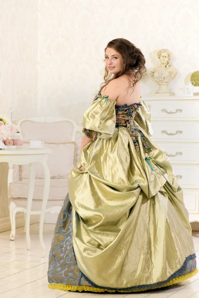 Hübsche Frau im luxuriösen Vintage-Kleid — Stockfoto