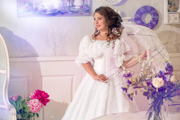 Mujer vistiendo vestido blanco hermoso vintage —  Fotos de Stock