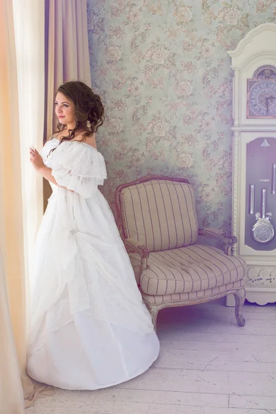 Mujer vistiendo vestido blanco hermoso vintage —  Fotos de Stock